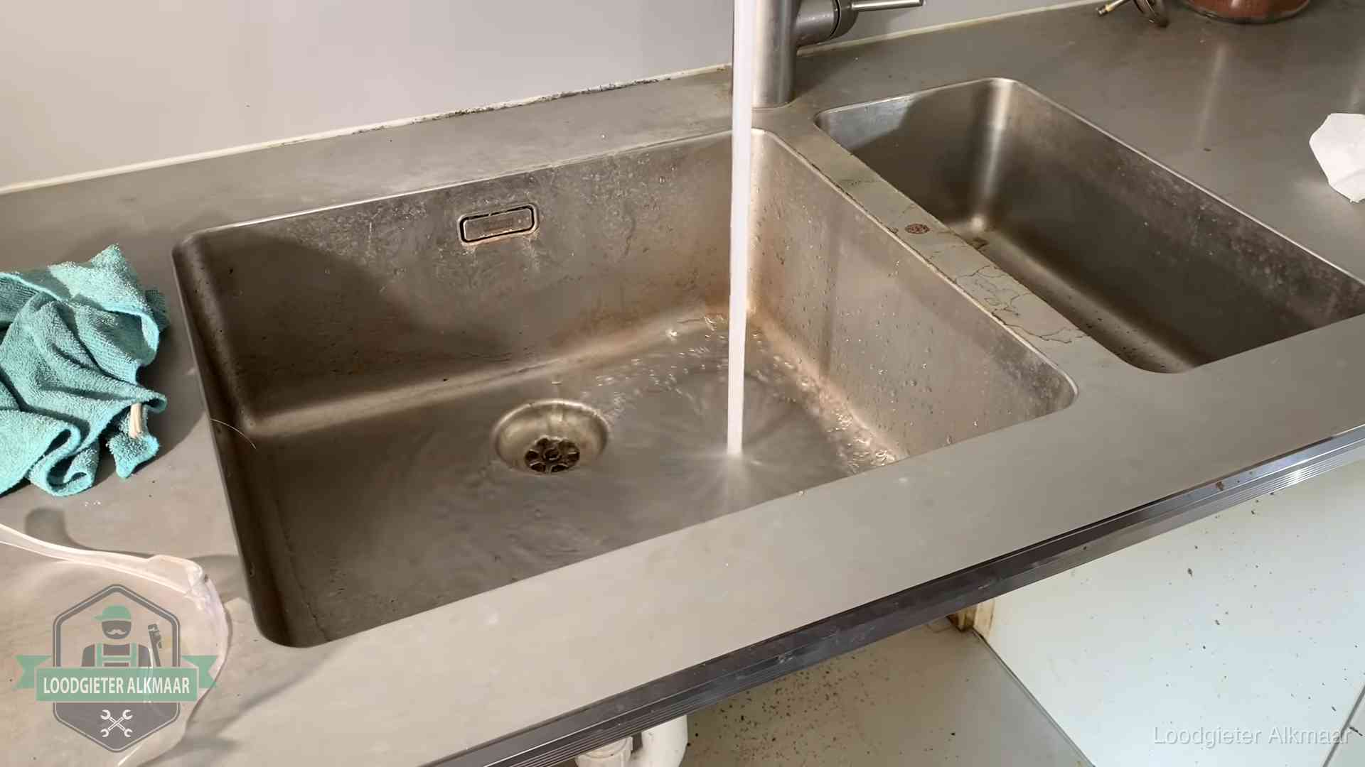 Vastlopende afvoer herkennen in Alkmaar Doorstroomtest van de afvoer bij een gootsteen in Alkmaar