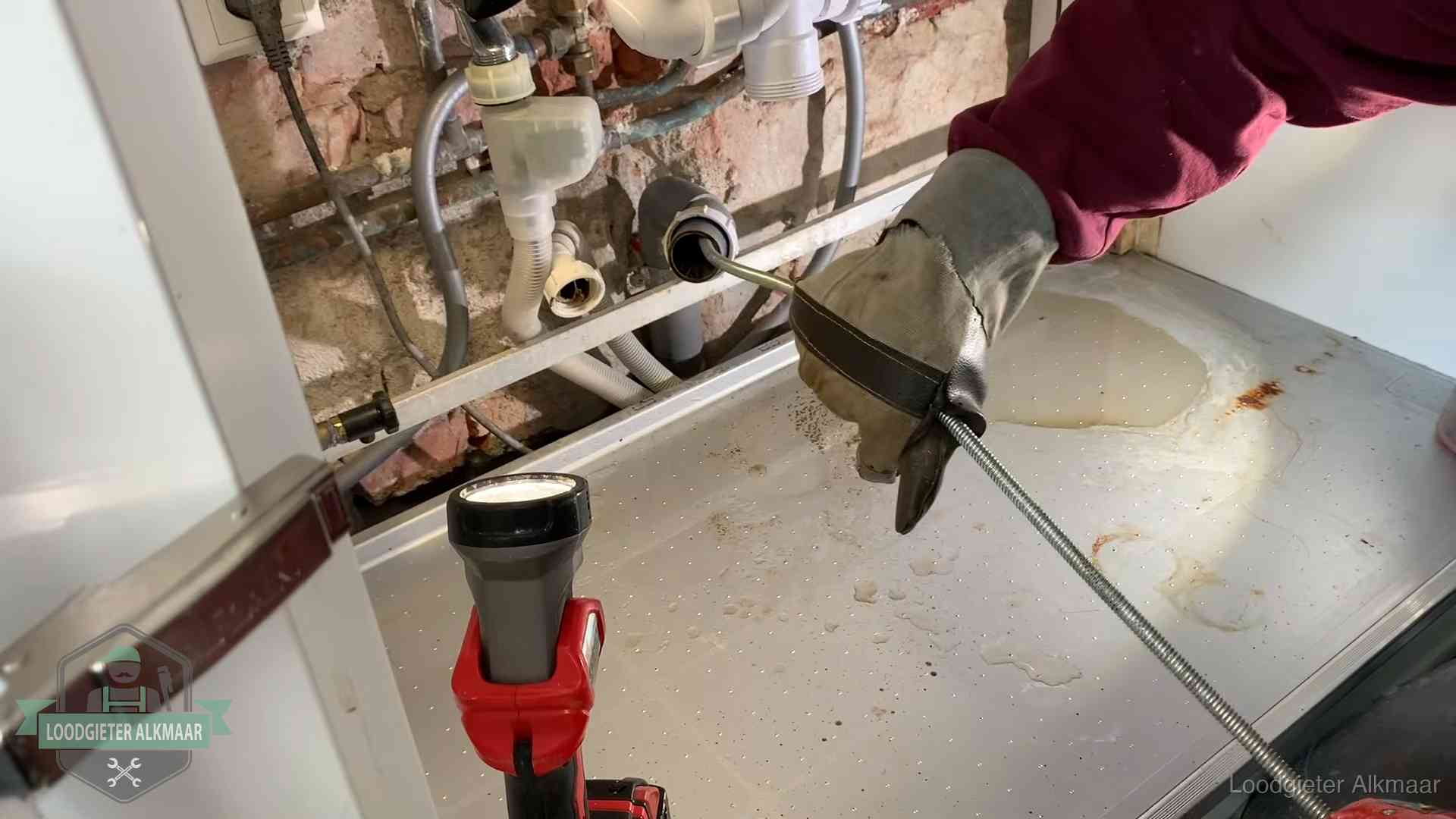 Je riool goed houden in Alkmaar Ontstoppingsveer wordt preventief door een afvoeraansluiting gehaald in Alkmaar