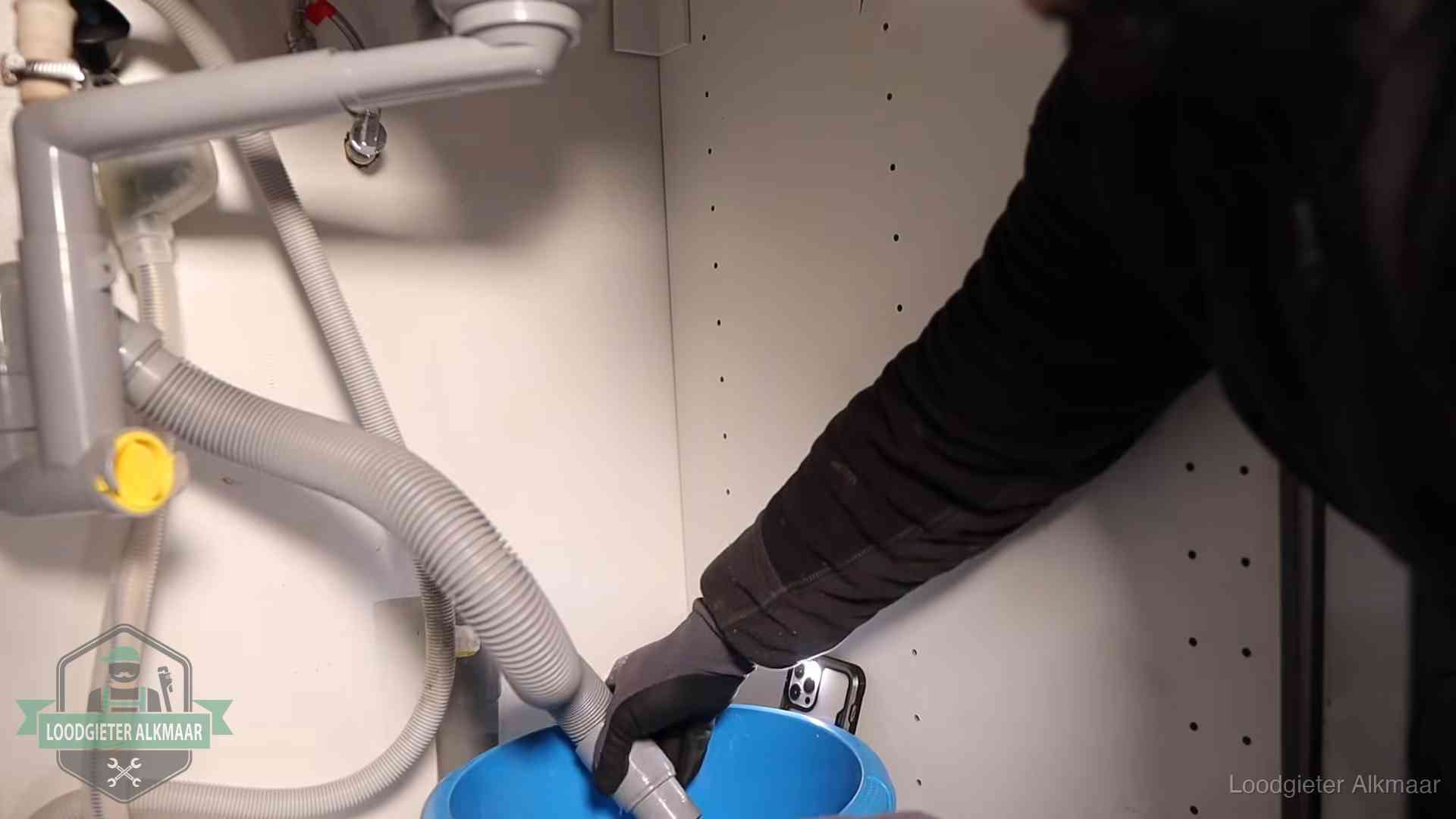 Zelf je afvoer legen in Alkmaar Afvoerslang loopt leeg in een emmer onder de gootsteen in Alkmaar, een klus die je zelf kunt doen