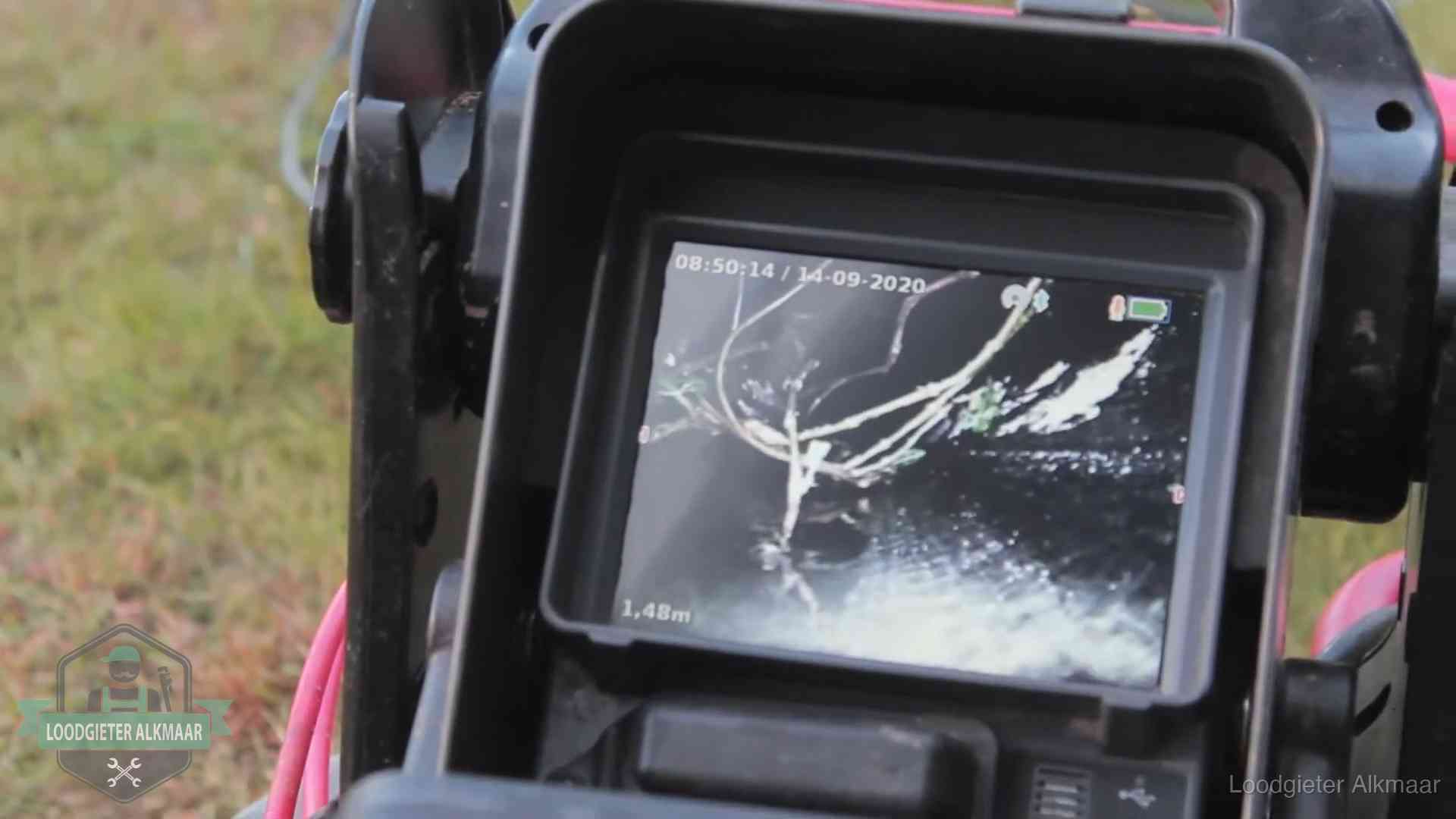 Camera-inspectie van het riool in Alkmaar Monitor van een rioolcamera toont wortelingroei in de rioolbuis bij een woning in Alkmaar