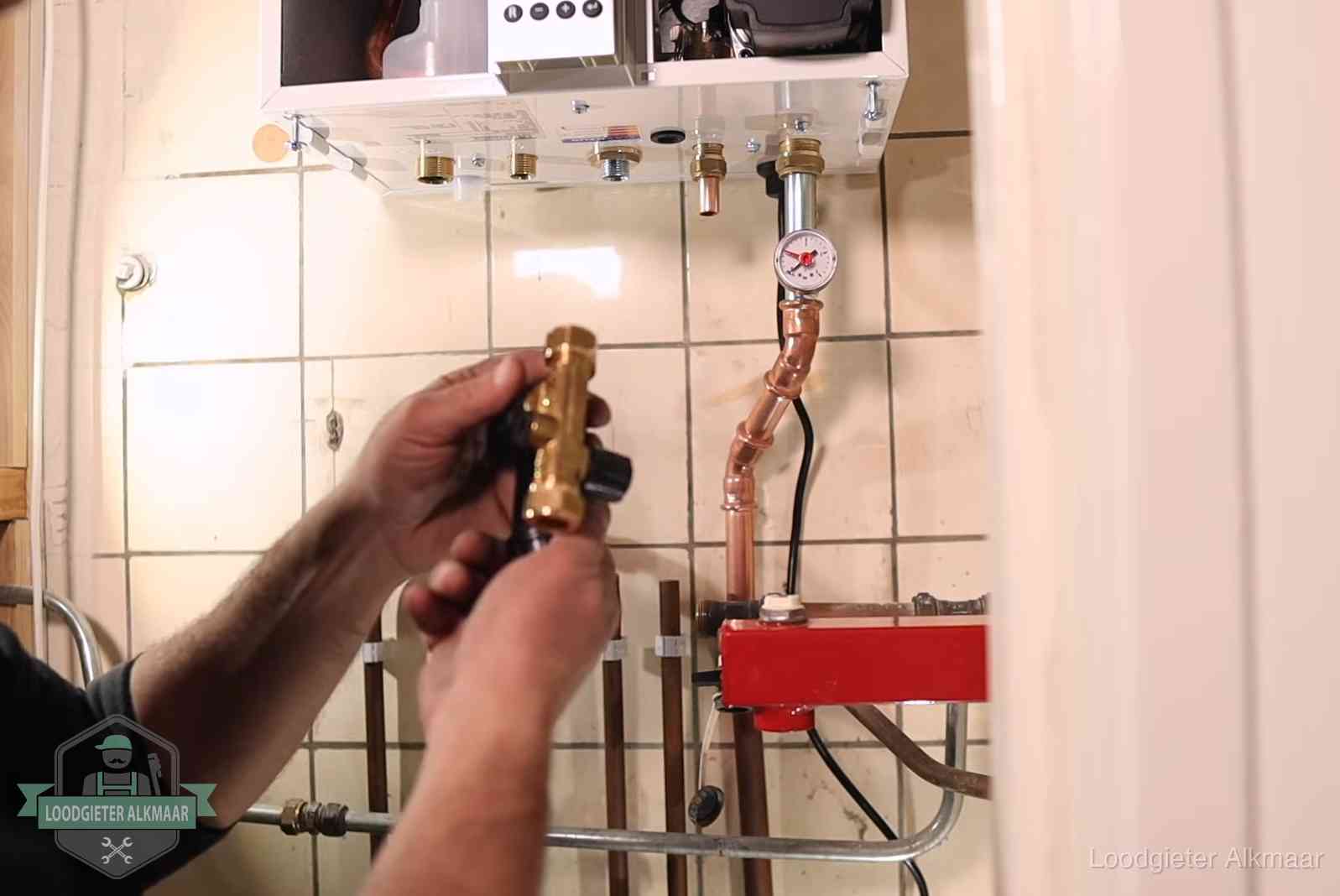 Zelf cv-druk bijvullen in Alkmaar Vulkraan en manometer onder een cv-ketel voor het bijvullen van de waterdruk in Alkmaar