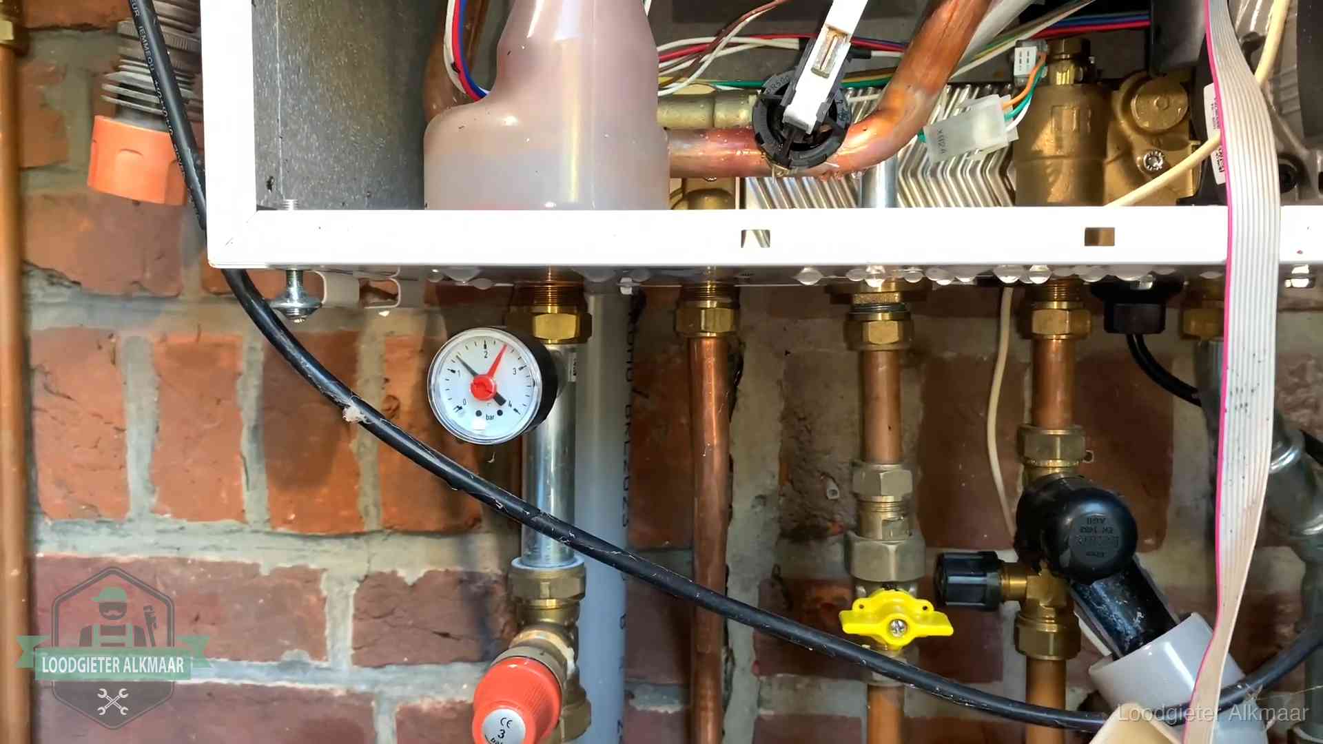 Manometer en aansluitleidingen onder een cv-ketel in Alkmaar bij controle op drukverlies