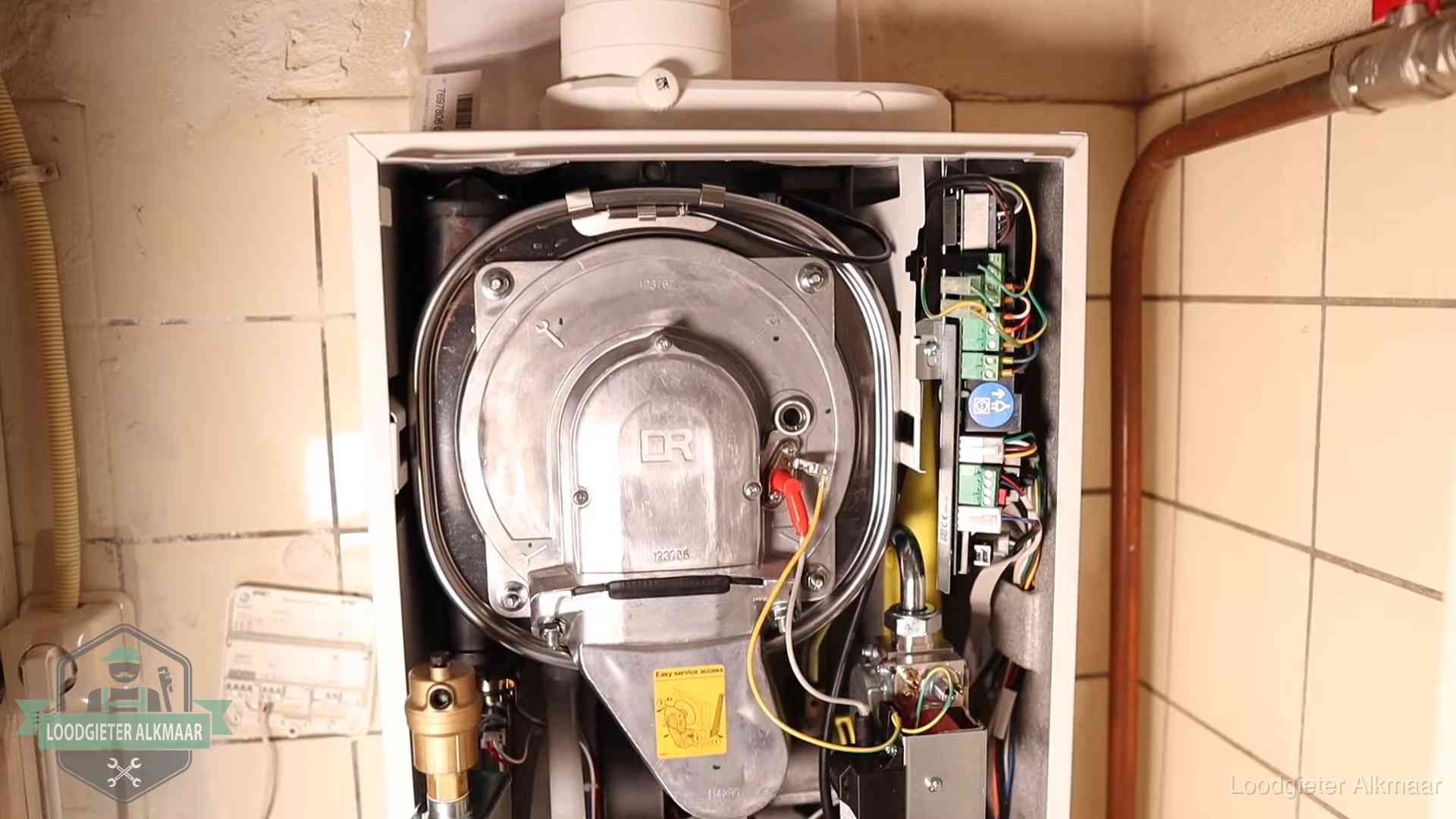 Hoe vaak cv-onderhoud in Alkmaar Geopende cv-ketel met warmtewisselaar tijdens periodiek onderhoud in Alkmaar
