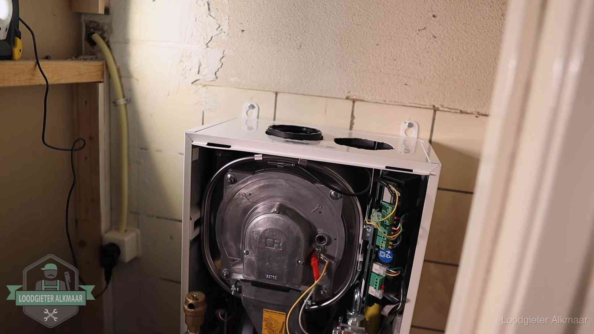 Onderhoudsbeurt cv-ketel in Alkmaar Geopende cv-ketel tijdens een onderhoudsbeurt in Alkmaar, met brander en warmtewisselaar zichtbaar