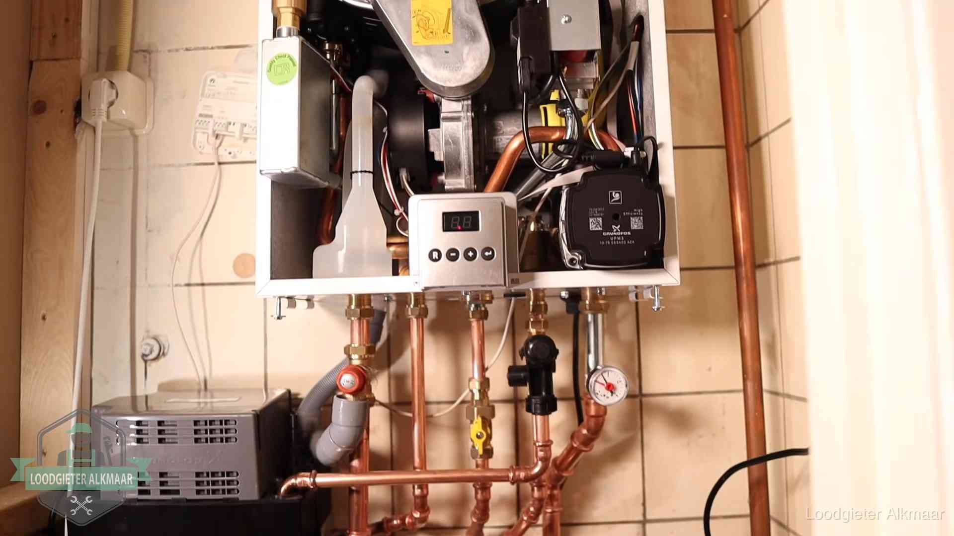 Zuiniger stoken na cv-onderhoud in Alkmaar Geopende cv-ketel met brander en cv-pomp tijdens een onderhoudsbeurt in Alkmaar