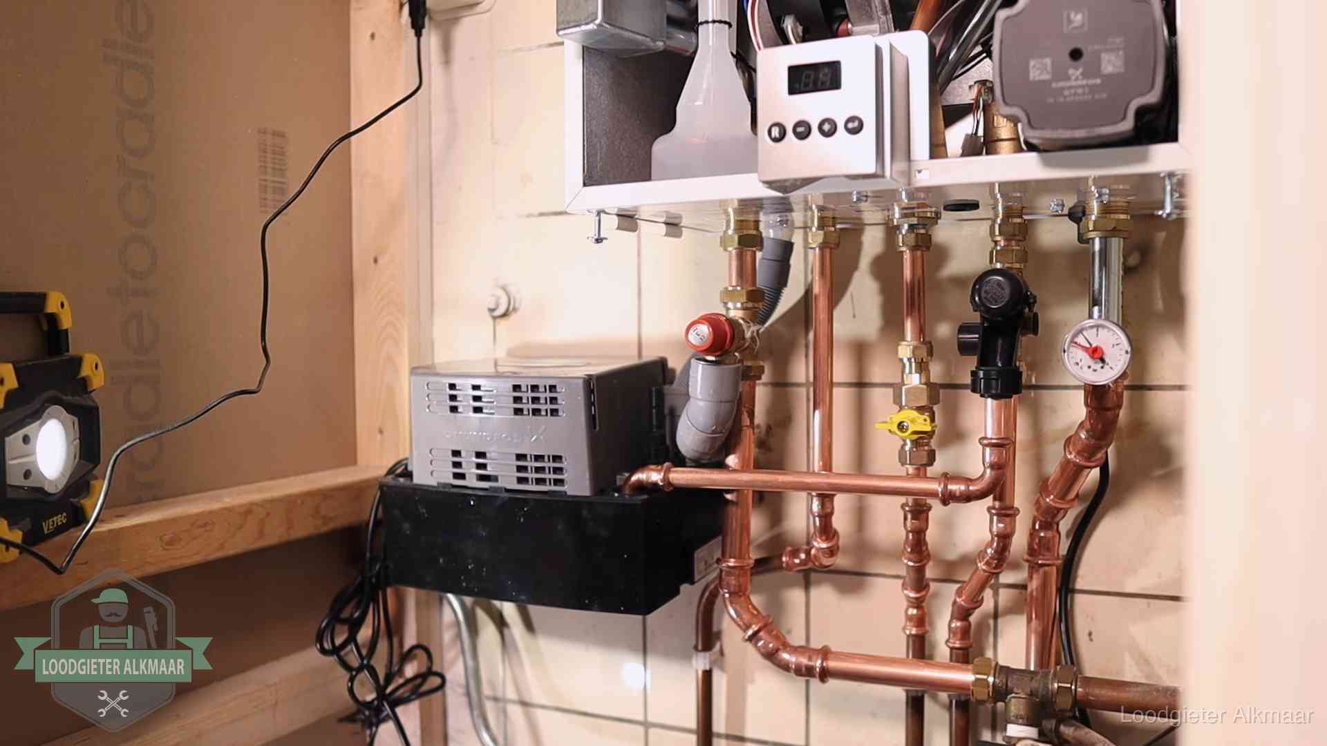 Levensduur van je cv-ketel in Alkmaar Nieuw koperen leidingwerk met pomp en manometer onder een vervangen cv-opstelling in Alkmaar