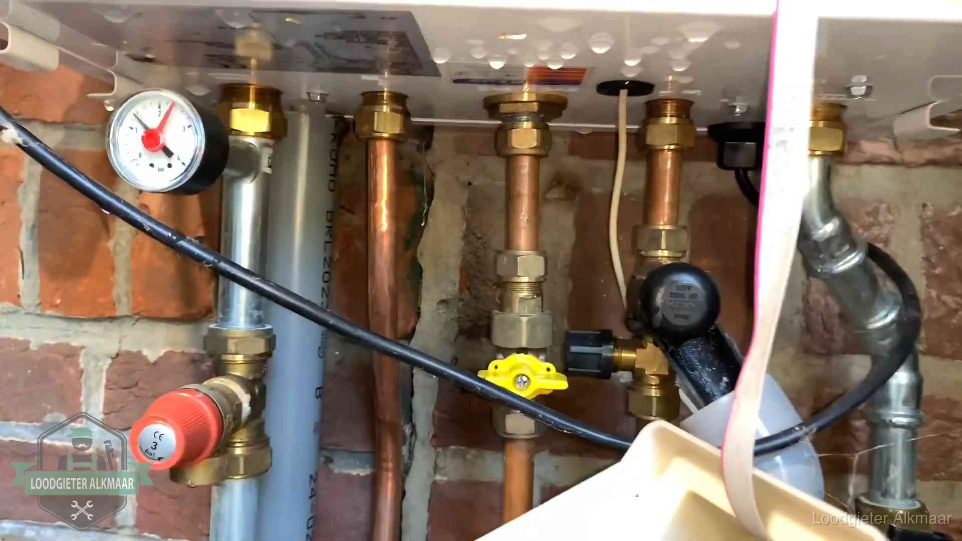 Kosten cv-ketel onderhoud in Alkmaar Onderaansluitingen van een cv-ketel met manometer en gaskraan in Alkmaar