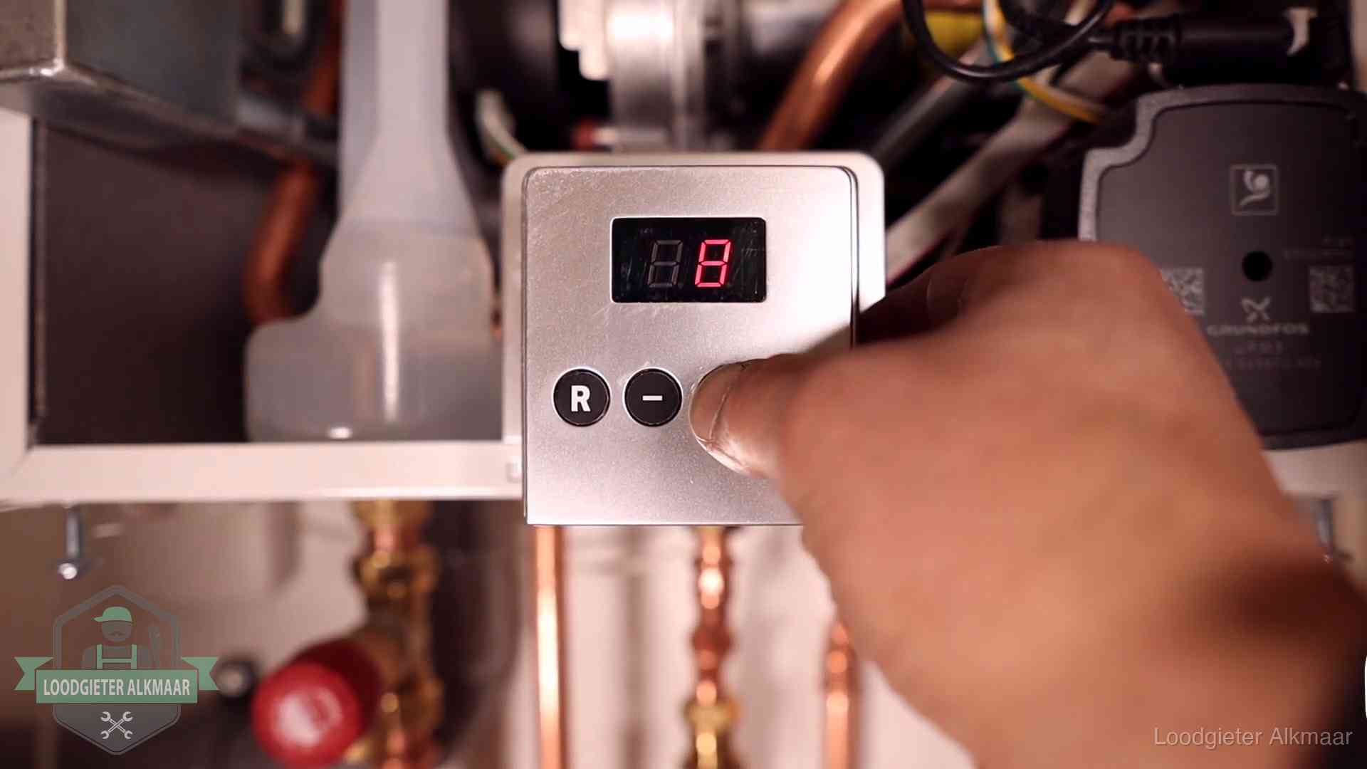 Cv-storing uitlezen in Alkmaar Monteur bedient het display van een cv-ketel bij een storing in Alkmaar