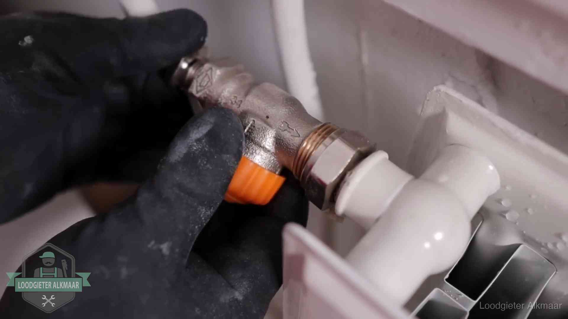 Je cv winterklaar maken in Alkmaar Thermostaatkraan wordt gemonteerd op een radiator in Alkmaar voor het stookseizoen
