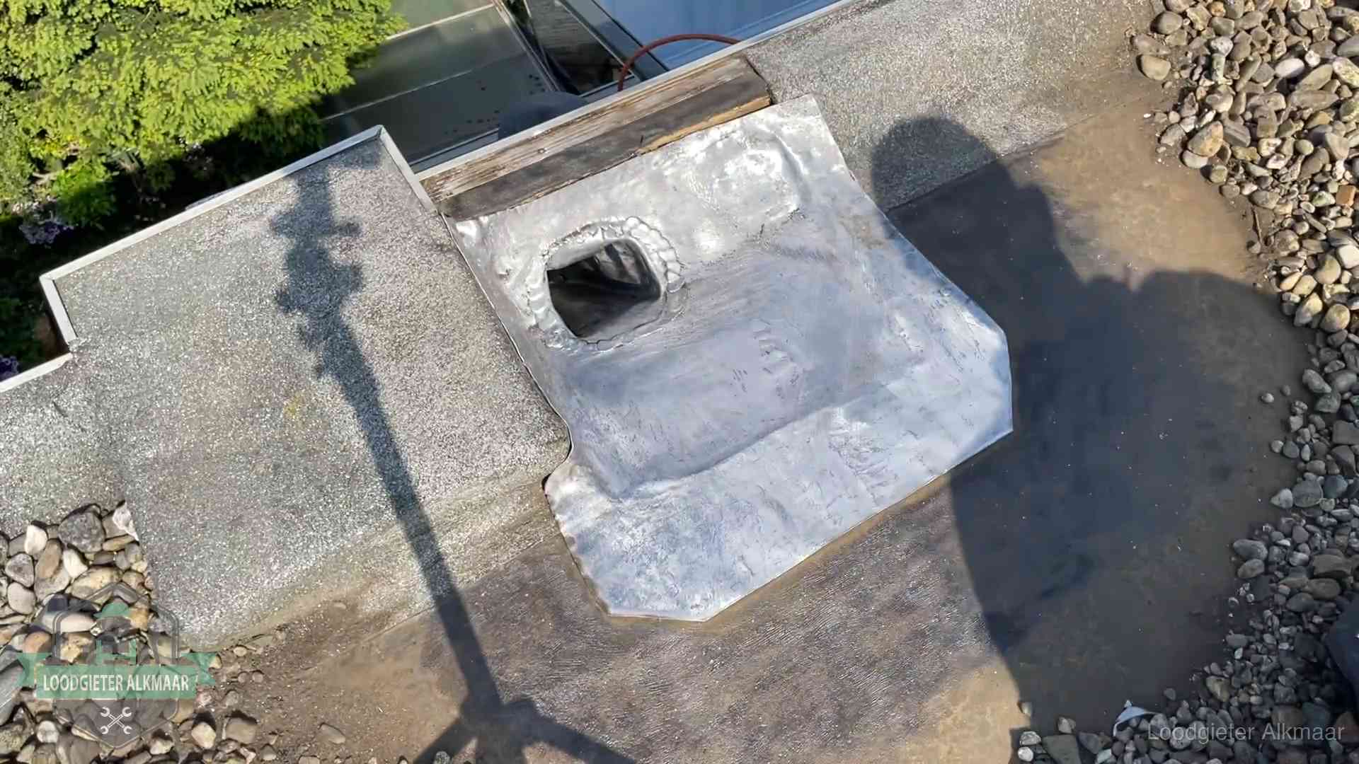 Vers afgedichte dakdoorvoer met lood en zink op een plat dak in Alkmaar