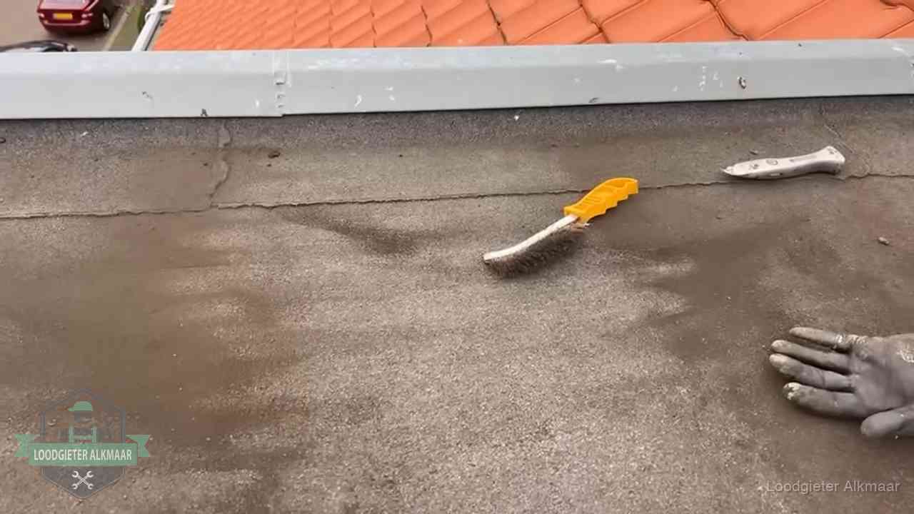 Dakdekker bereidt een bitumen plat dak voor op reparatie bij de daktrim in Alkmaar