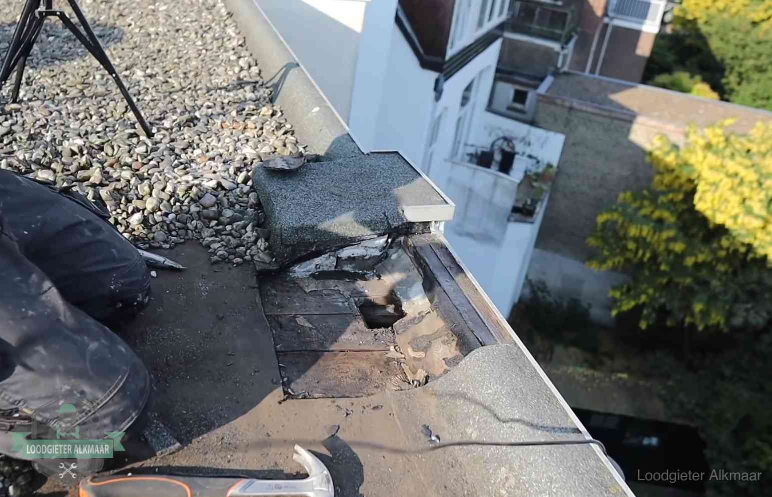 Opengelegde dakrand met verrot dakbeschot door een langdurige daklekkage in Alkmaar