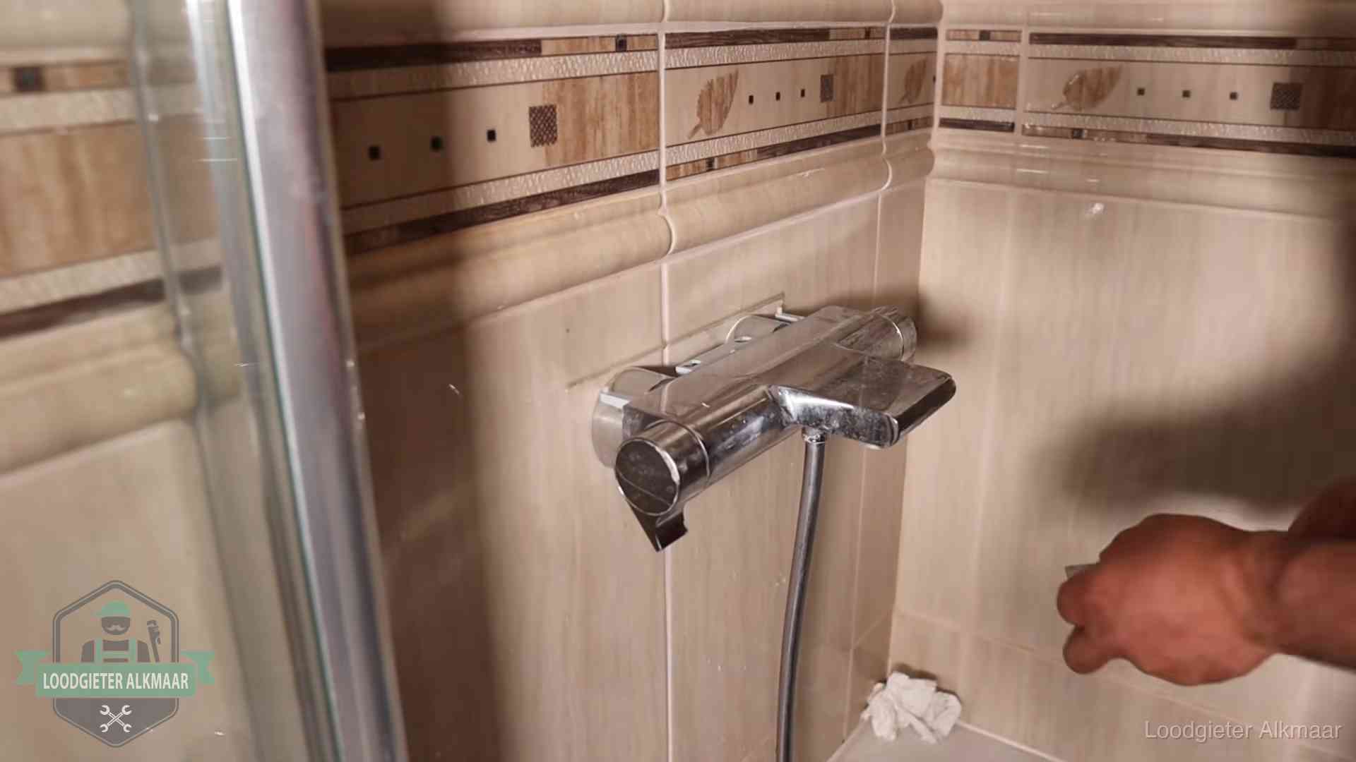 Kalkaanslag en je cv-ketel in Alkmaar Verkalkte douche-mengkraan in Alkmaar, hetzelfde kalk dat zich in de warmtewisselaar afzet