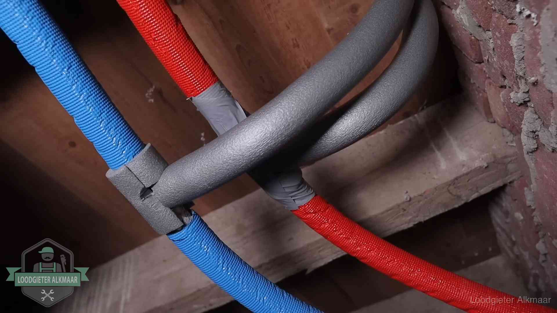 Geïsoleerde waterleidingen langs houten balken tegen bevriezing in Alkmaar