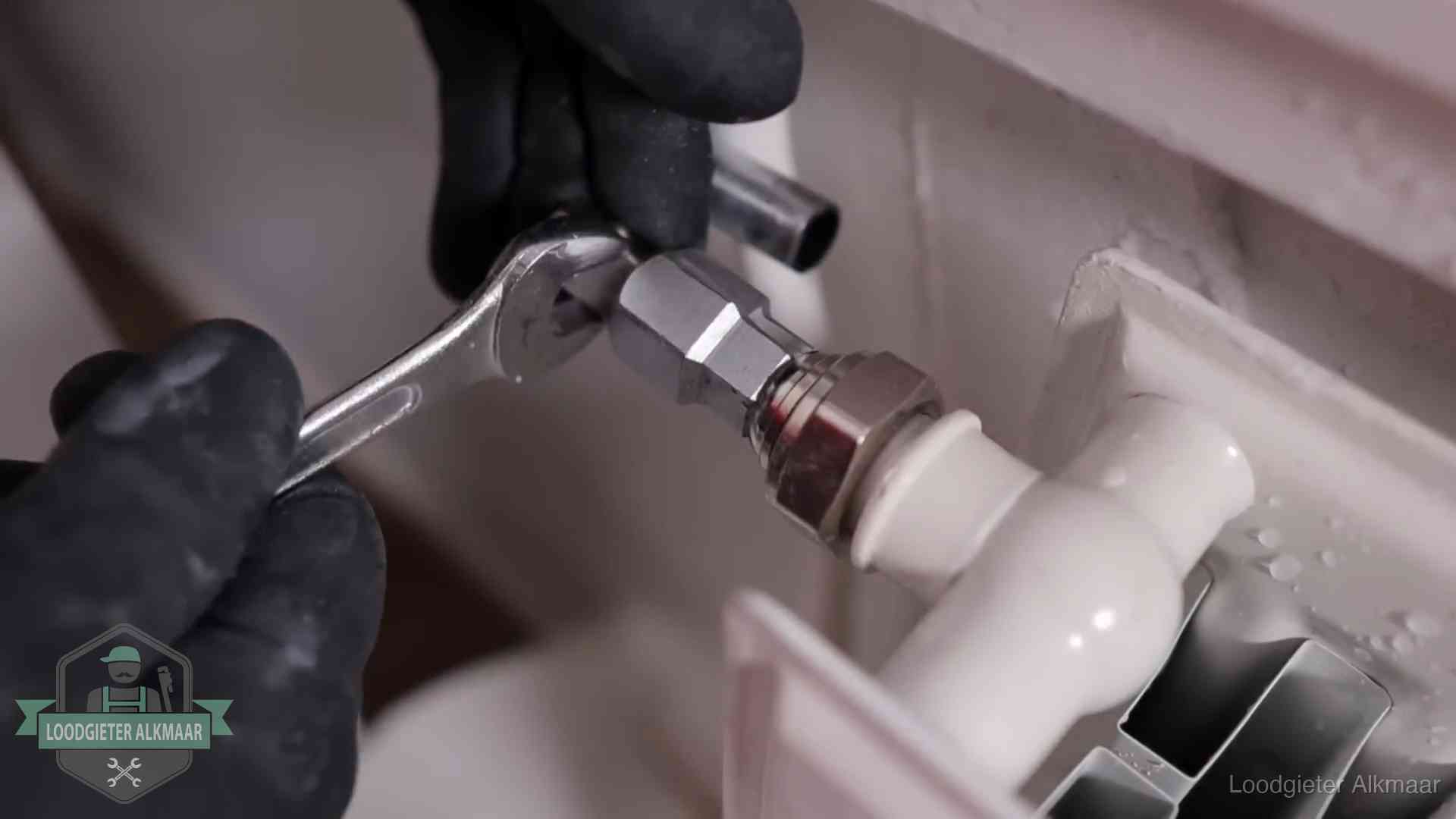 Radiatoren en waterzijdig inregelen in Alkmaar Steeksleutel draait een wartelkoppeling op een radiatorkraan aan in Alkmaar