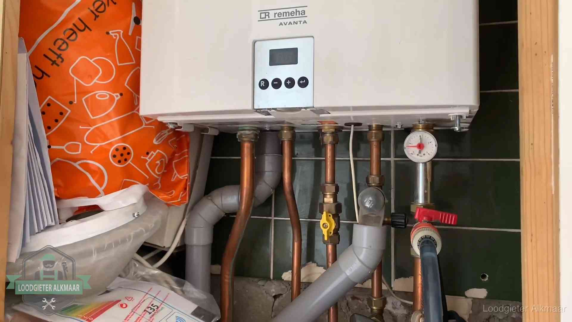 Remeha cv-ketel onderhoud in Alkmaar Oudere Remeha cv-ketel in een ketelkast in een woning in Alkmaar