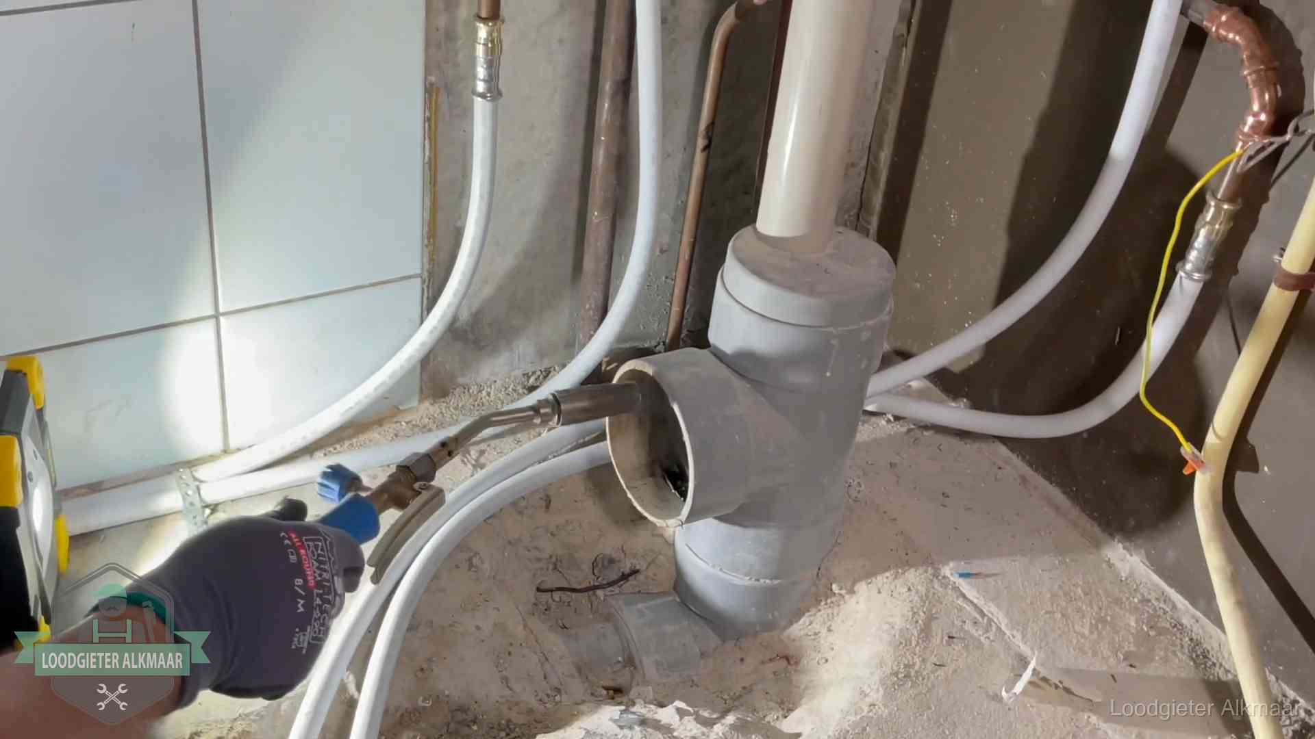 Verstopping in een huurwoning in Alkmaar Loodgieter werkt aan leidingen bij de pvc-standleiding van een huurwoning in Alkmaar