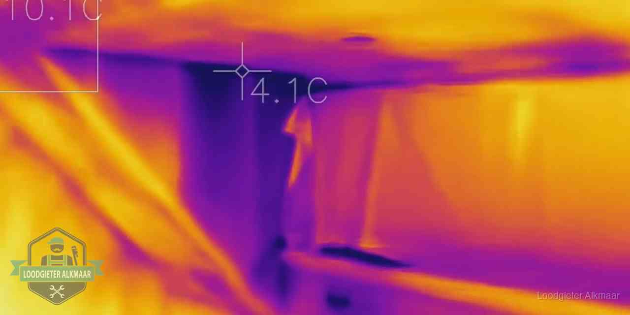 Warmtebeeldopname van een vloerconstructie tijdens lekdetectie in Alkmaar
