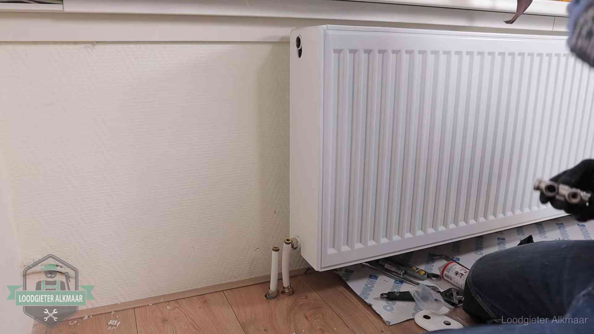 Verwarming per wijk in Alkmaar Nieuw gemonteerde radiator in een woonkamer in Alkmaar