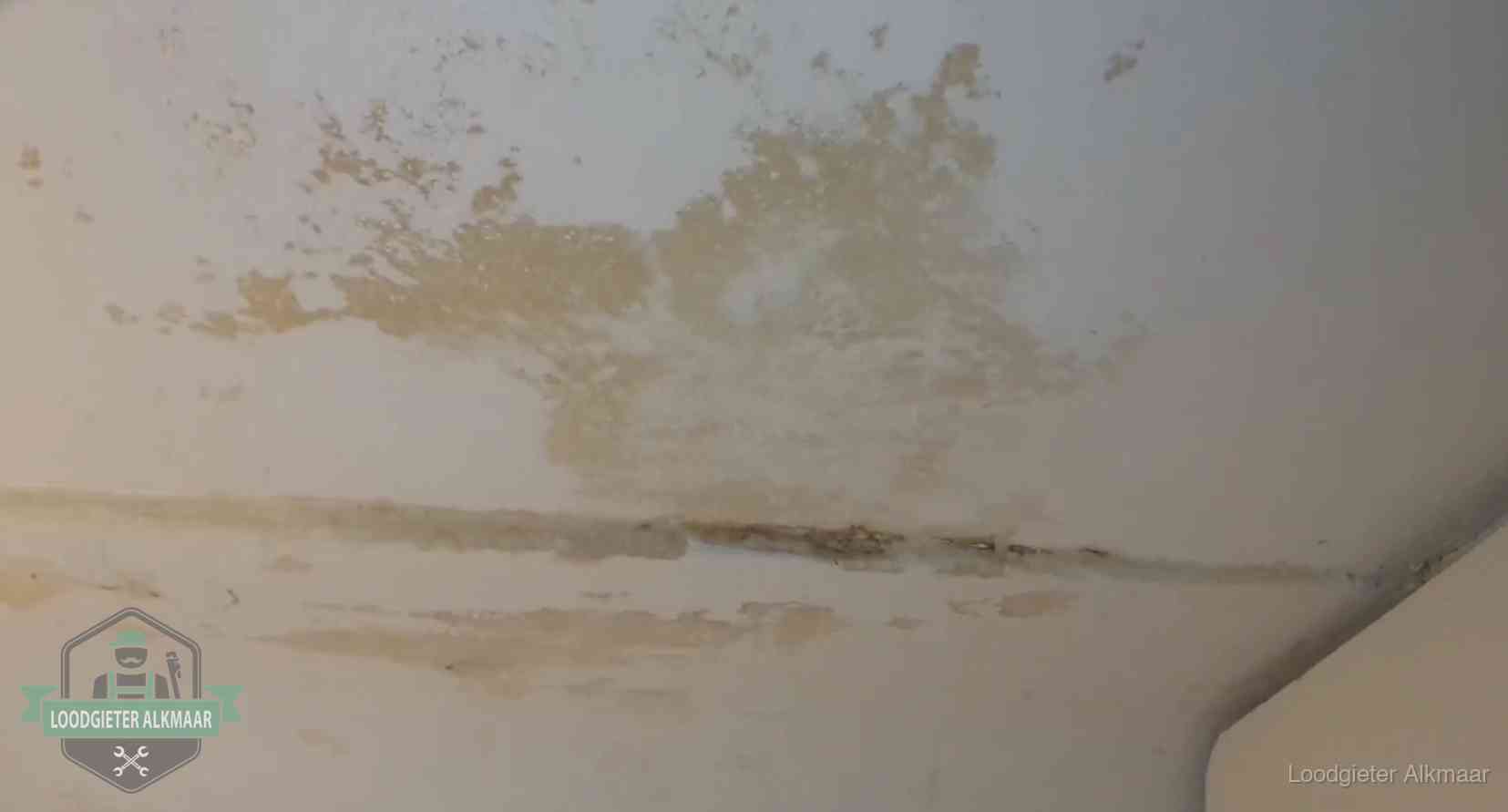 Verzekering bij rioolschade in Alkmaar Watervlekken op een plafond in Alkmaar, schade die je bij de verzekering meldt