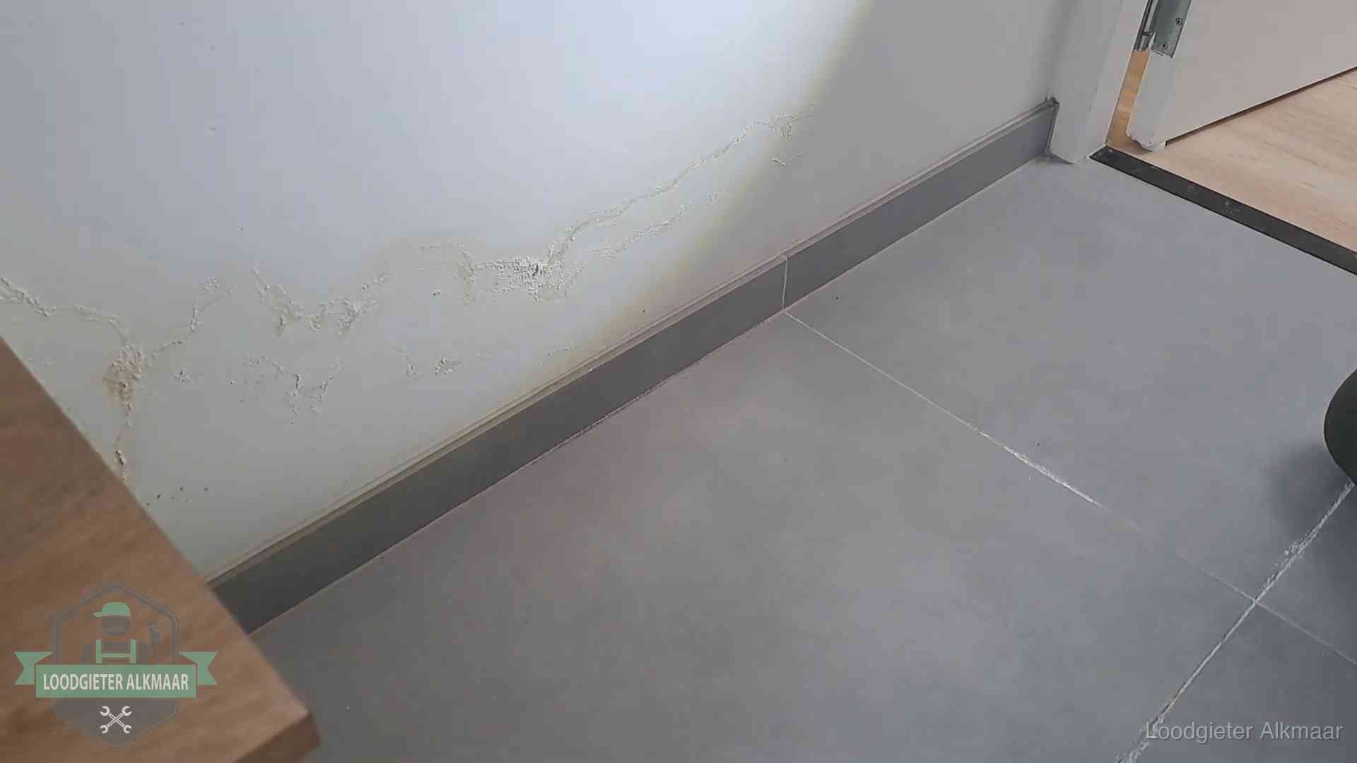 Waterschade met kalkuitbloeiing op een binnenwand in Alkmaar, vastgelegd voor de verzekering