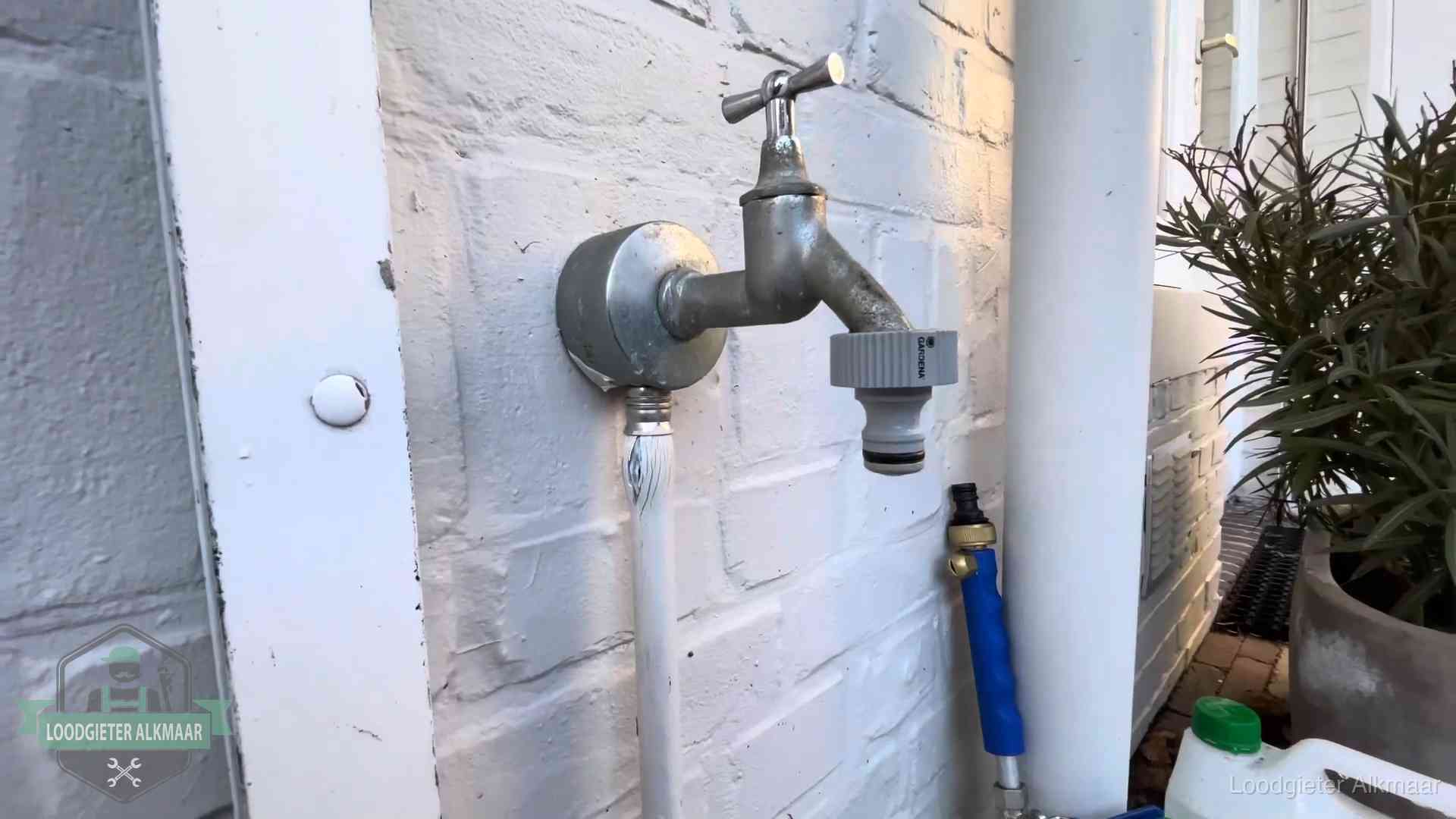 Buitenkraan met slangaansluiting bij een woning in Alkmaar, sluipverbruik zie je terug op de waterrekening