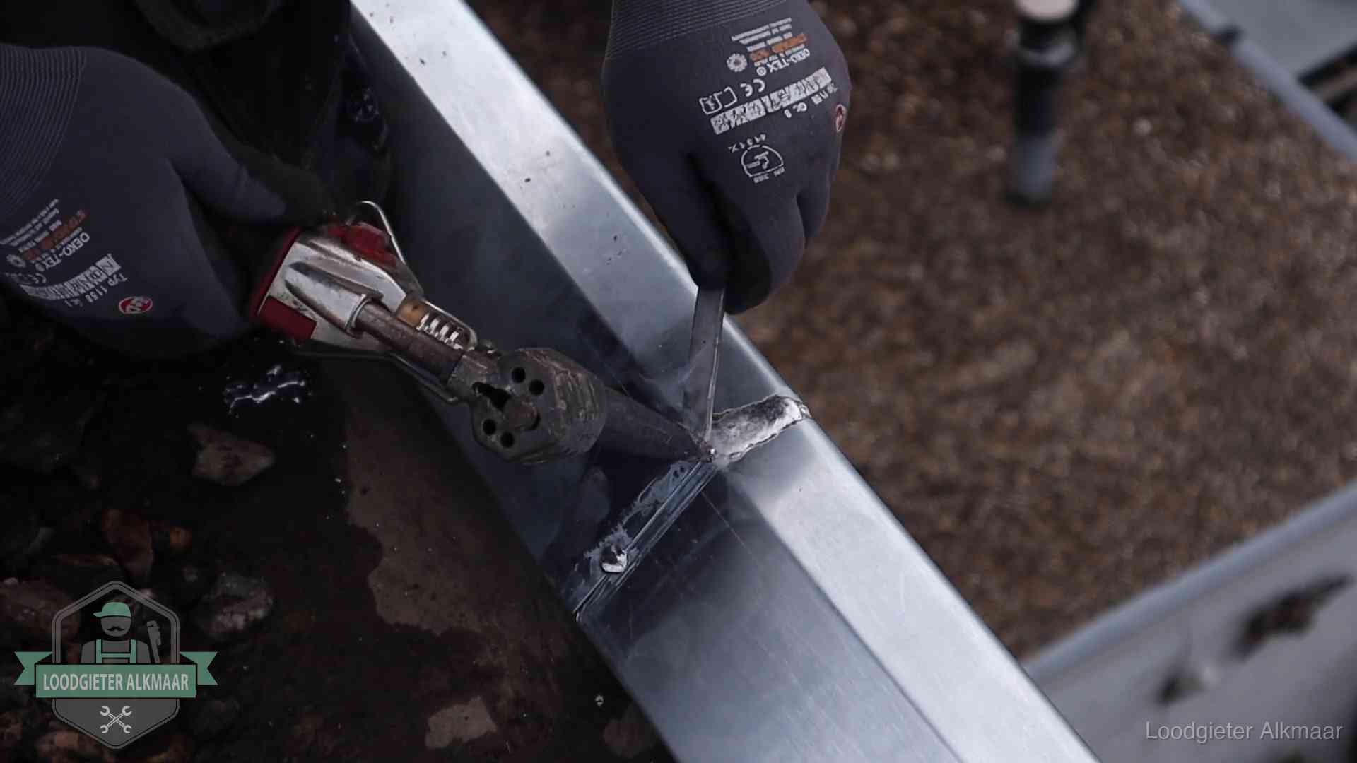 Zinken naad solderen op een dak in Alkmaar, vakwerk waar het bij zelf repareren vaak misgaat