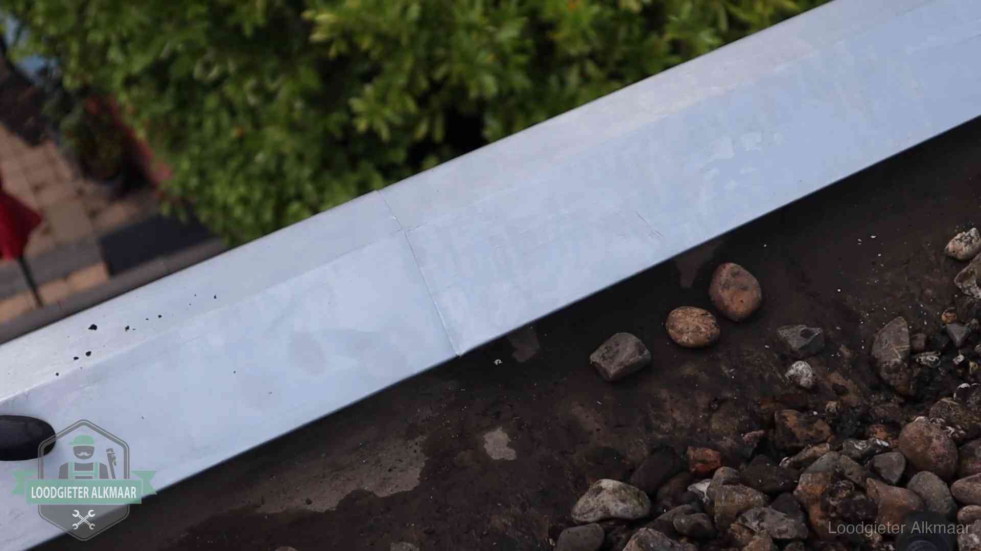 Strak gesoldeerd naaddetail in een zinken daktrim op een dak in Alkmaar